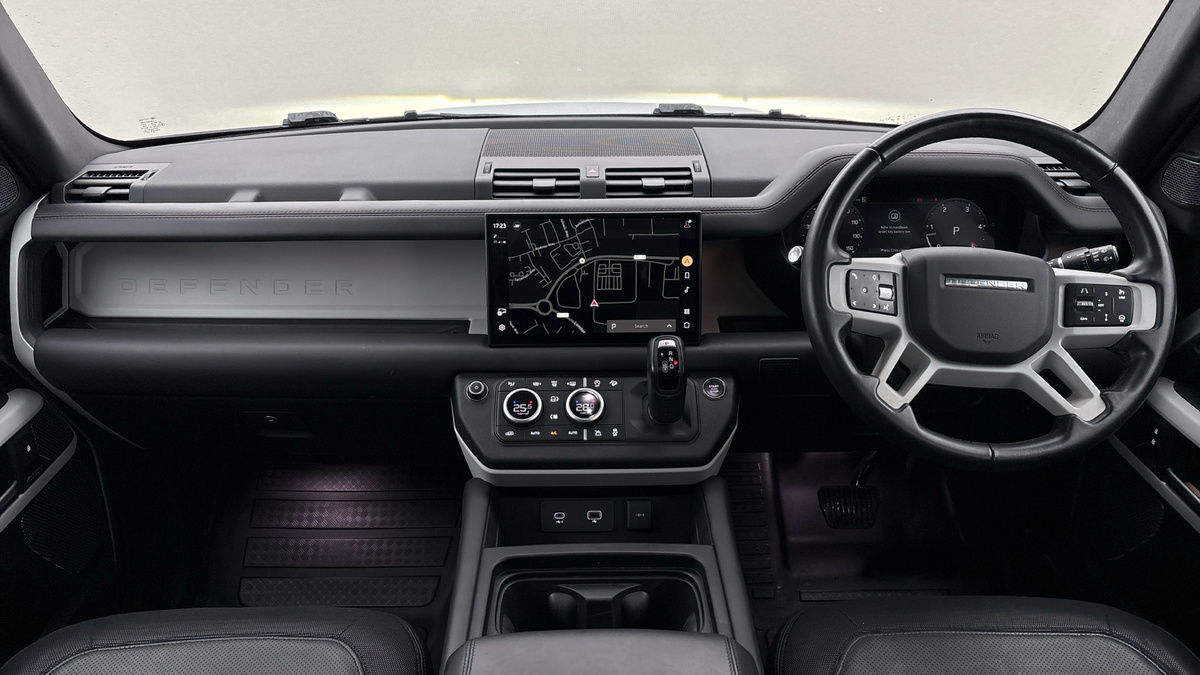 Land Rover Defender 110 Image 12