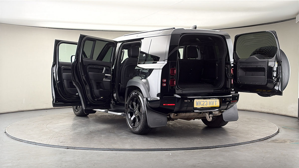 Land Rover Defender 110 Image 23