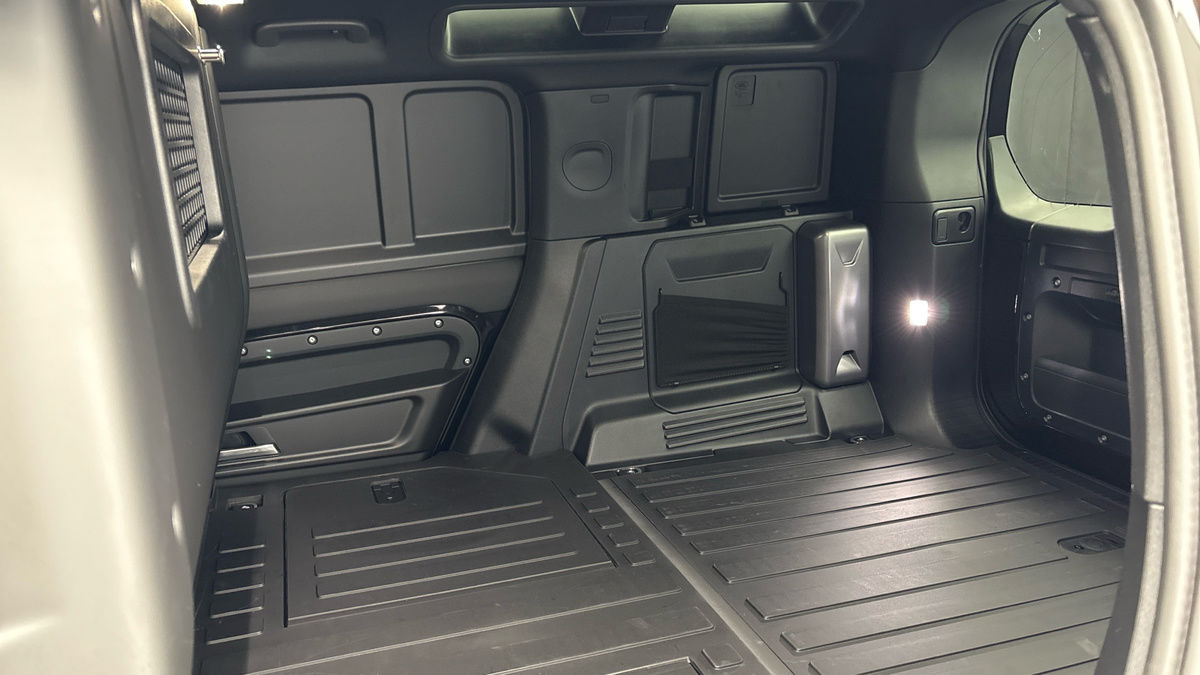 Land Rover Defender 110 Urban Image 26