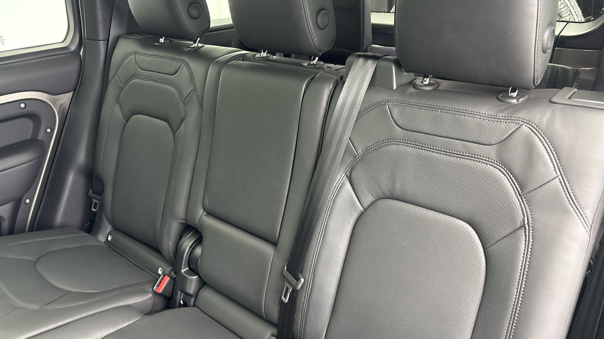 Land Rover Defender 110 Image 8