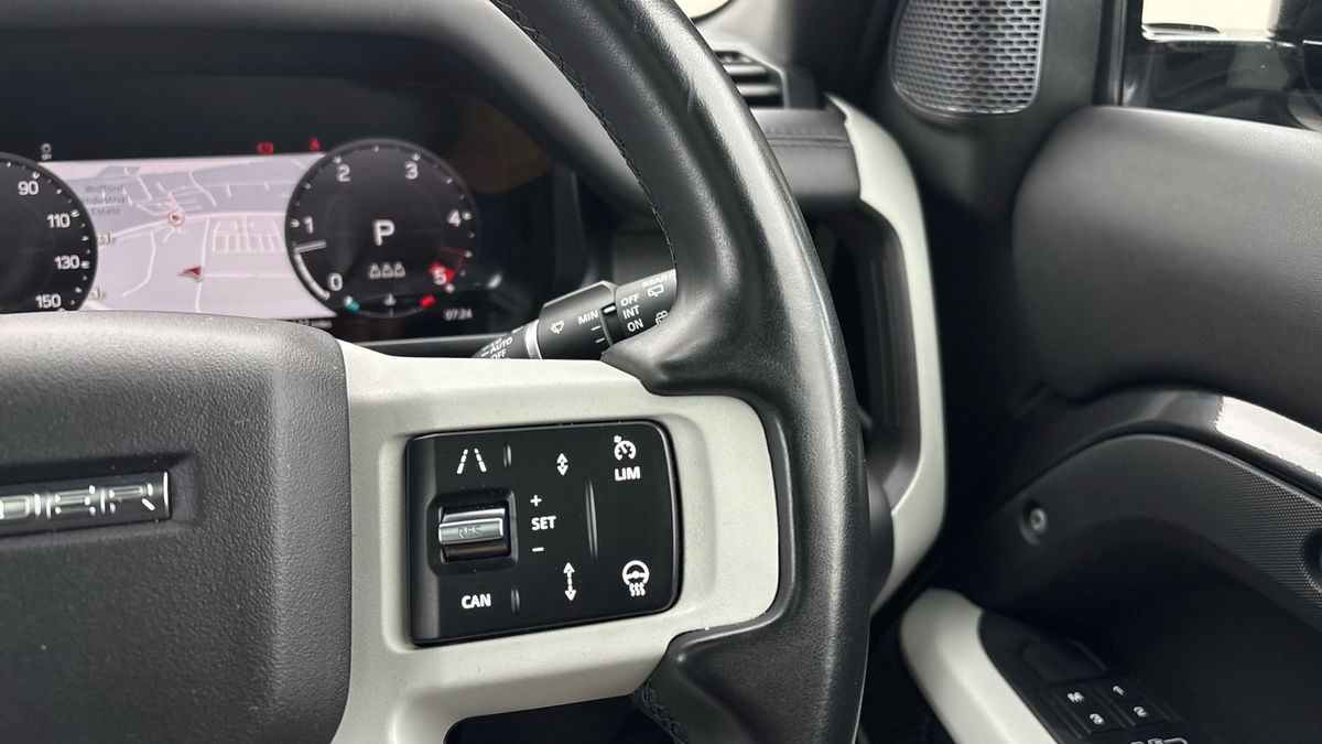 Land Rover Defender 110 Image 14