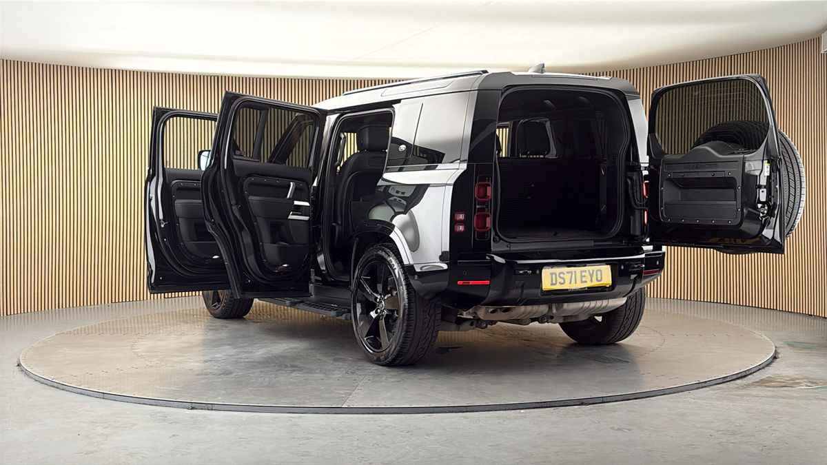 Land Rover Defender 110 Image 23