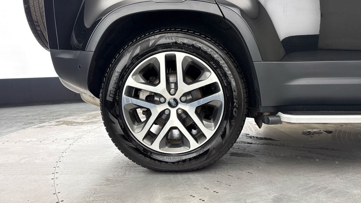 Land Rover Defender 110 Image 10