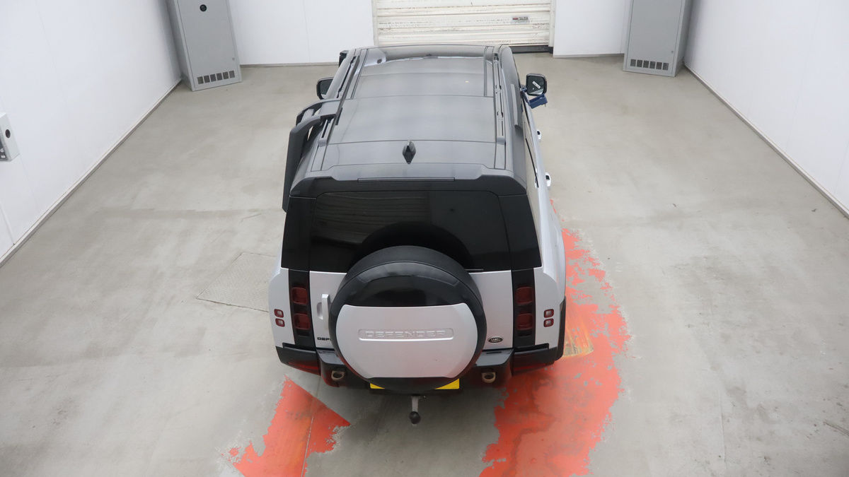 Land Rover Defender 130 Image 8