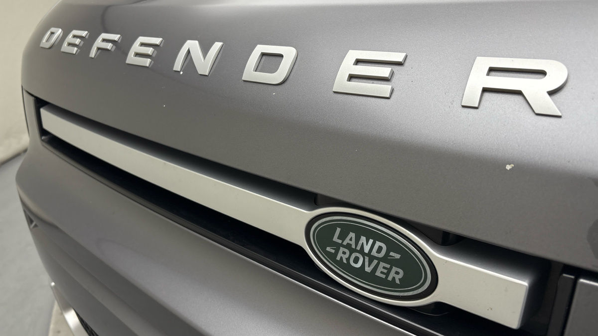 Land Rover Defender 110 Image 24