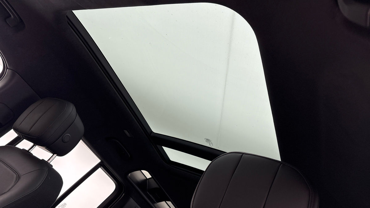 Land Rover Defender 110 Image 6