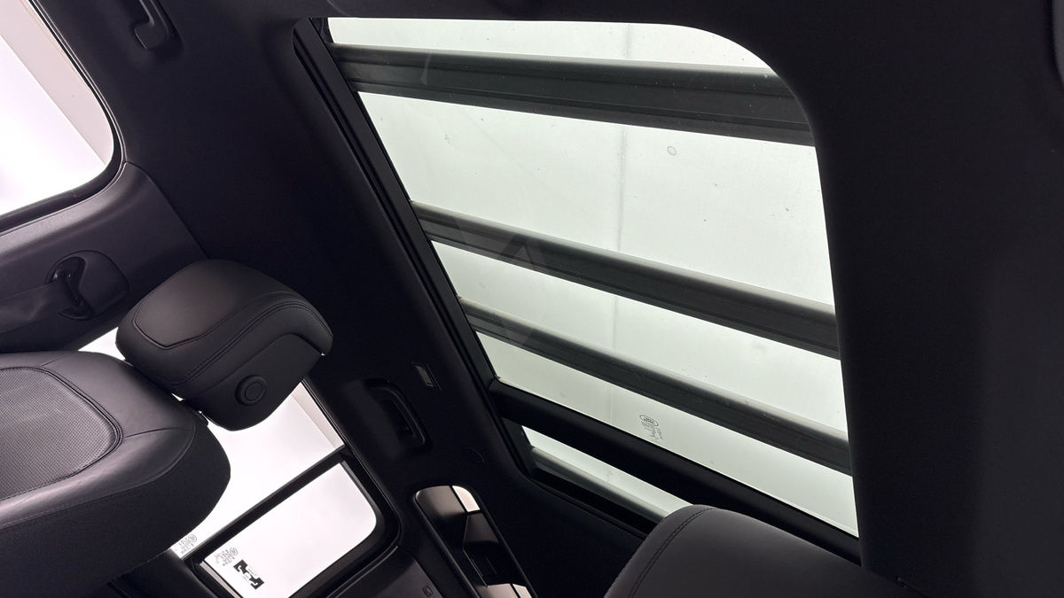 Land Rover Defender 110 Image 6