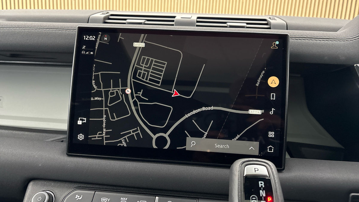 Land Rover Defender 110 Image 17