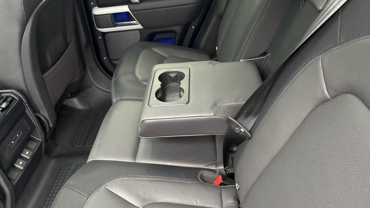 Land Rover Defender 110 Image 9