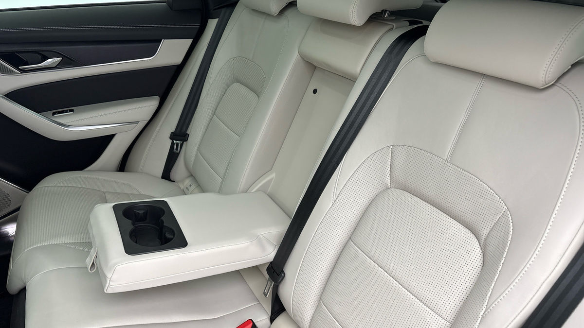 Jaguar F-PACE Image 9