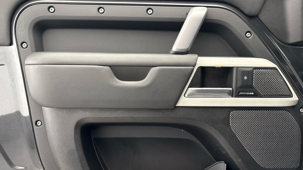 Land Rover Defender 90 Image 19