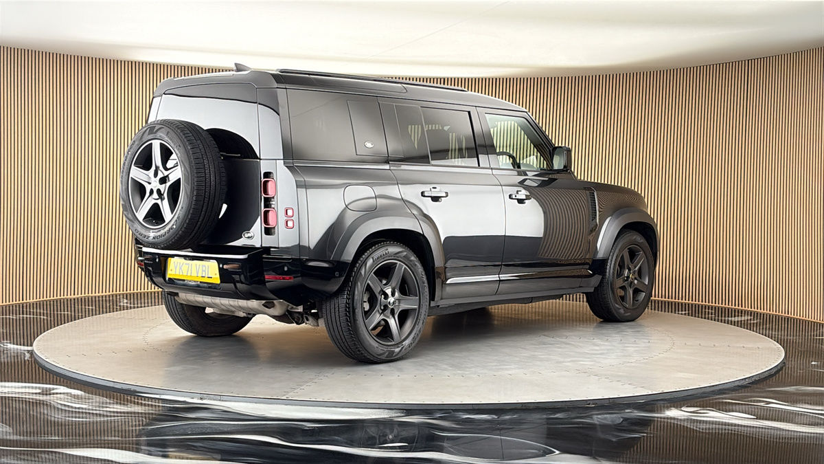 Land Rover Defender 110 Image 21