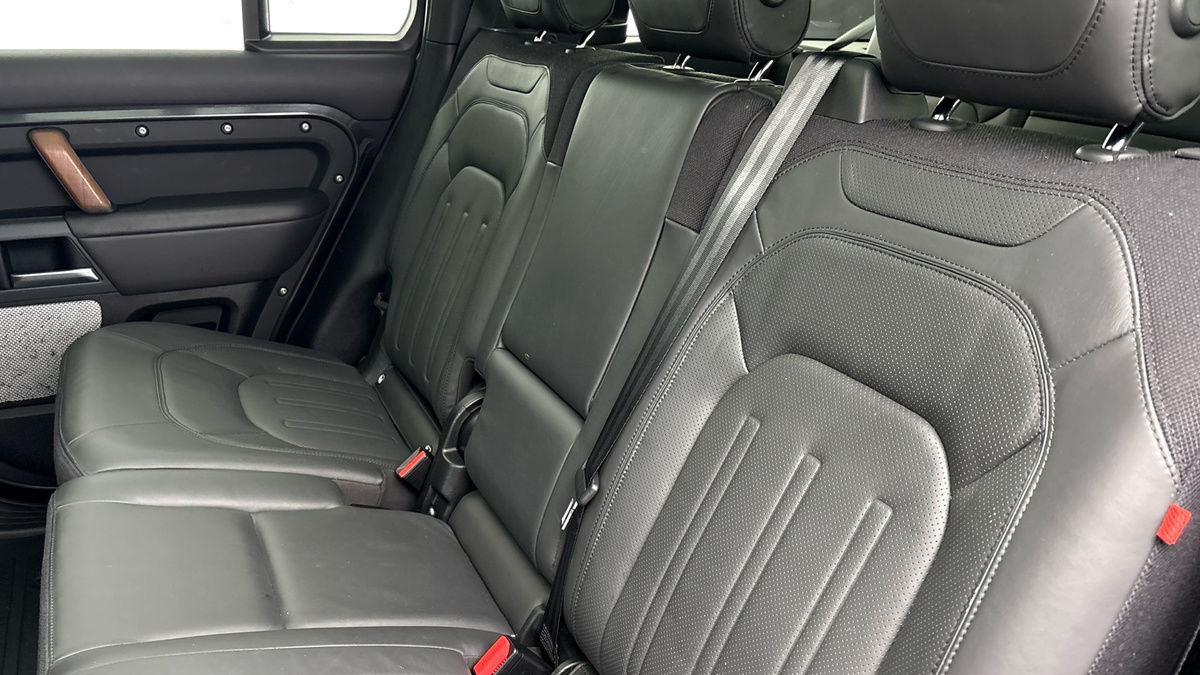 Land Rover Defender 130 Urban Image 8