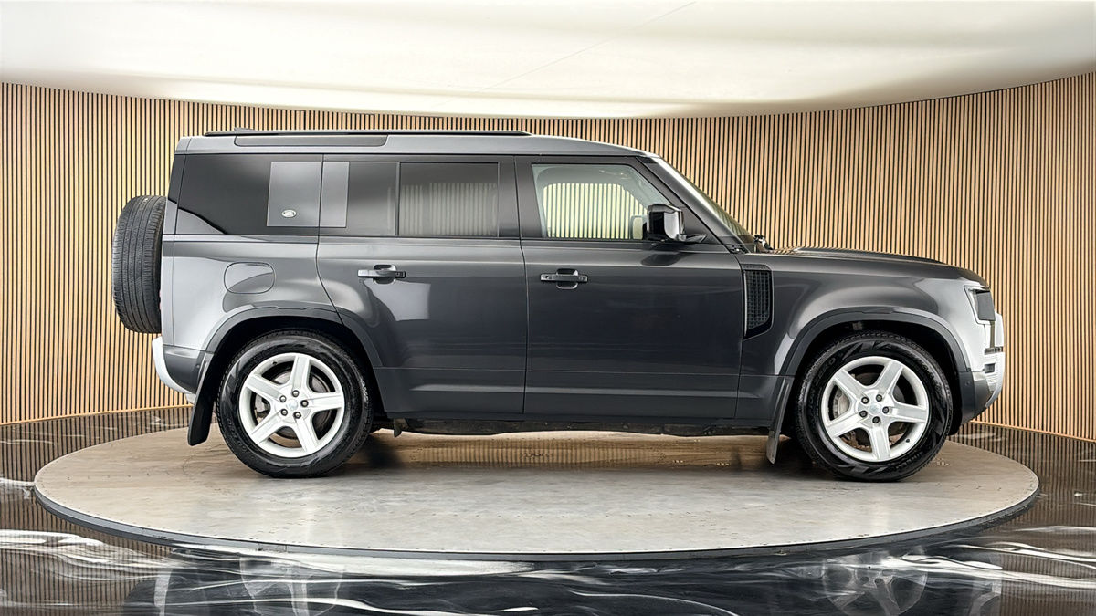 Land Rover Defender 110 Image 16