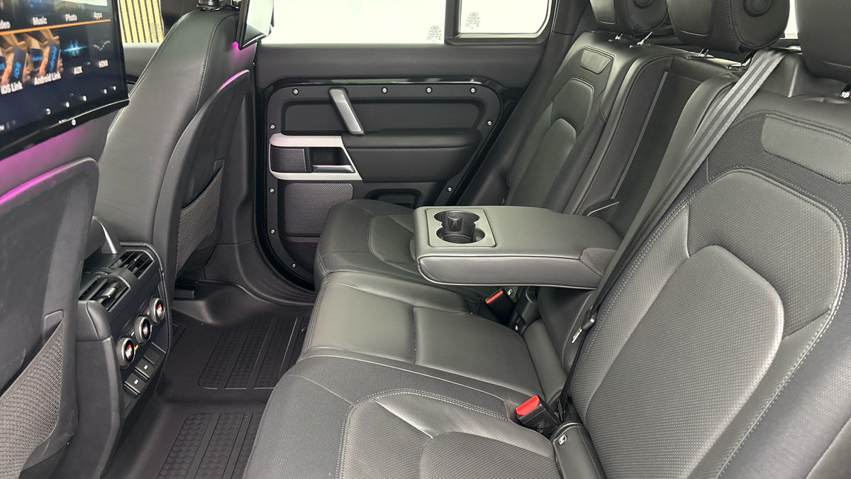 Land Rover Defender 110 Image 9