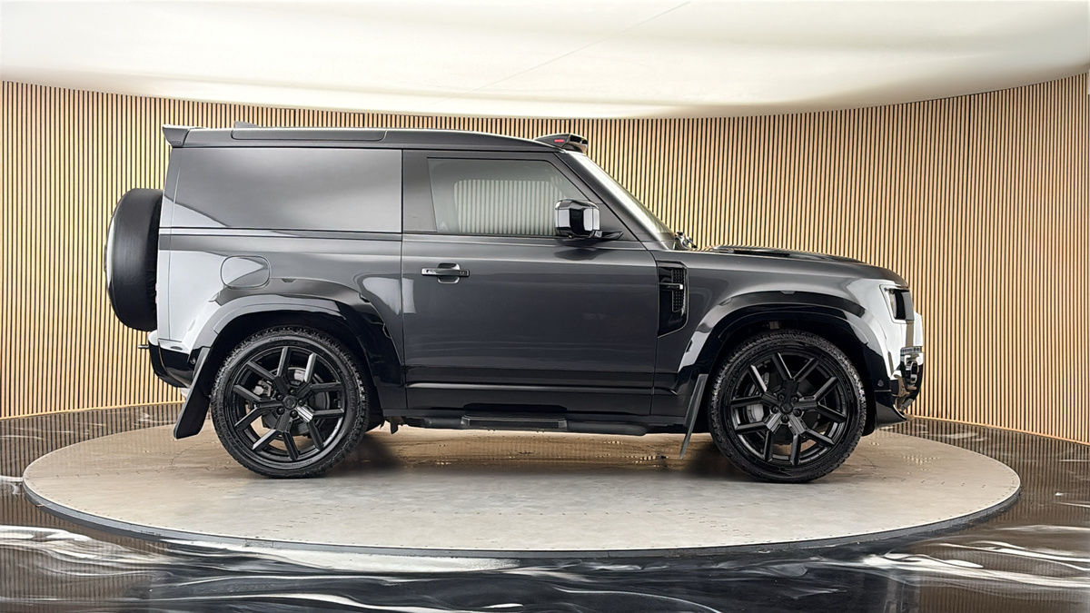 Land Rover Defender 90 Urban Image 16