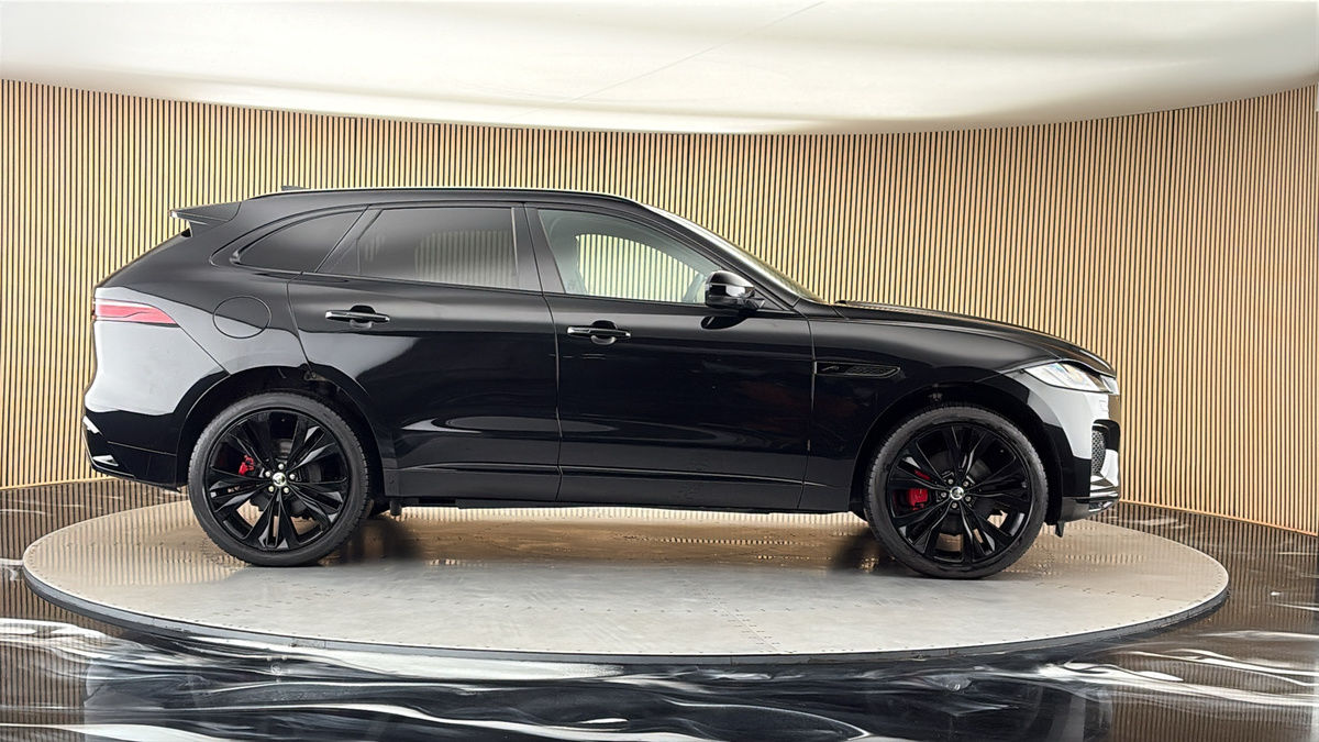 Jaguar F-PACE Image 16