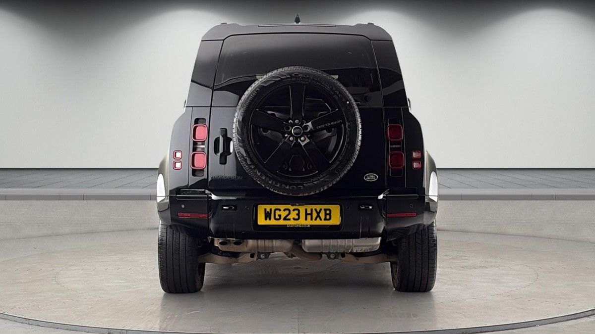 Land Rover Defender 110 Image 4