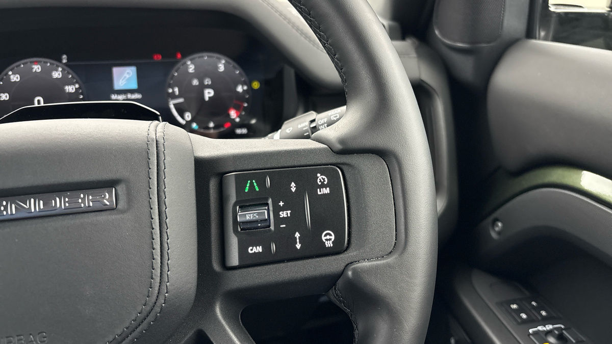 Land Rover Defender 90 Image 14