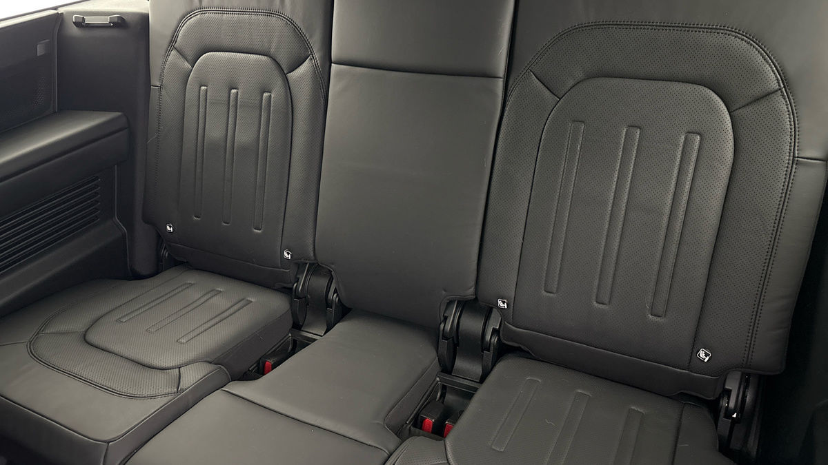 Land Rover Defender 130 Image 25