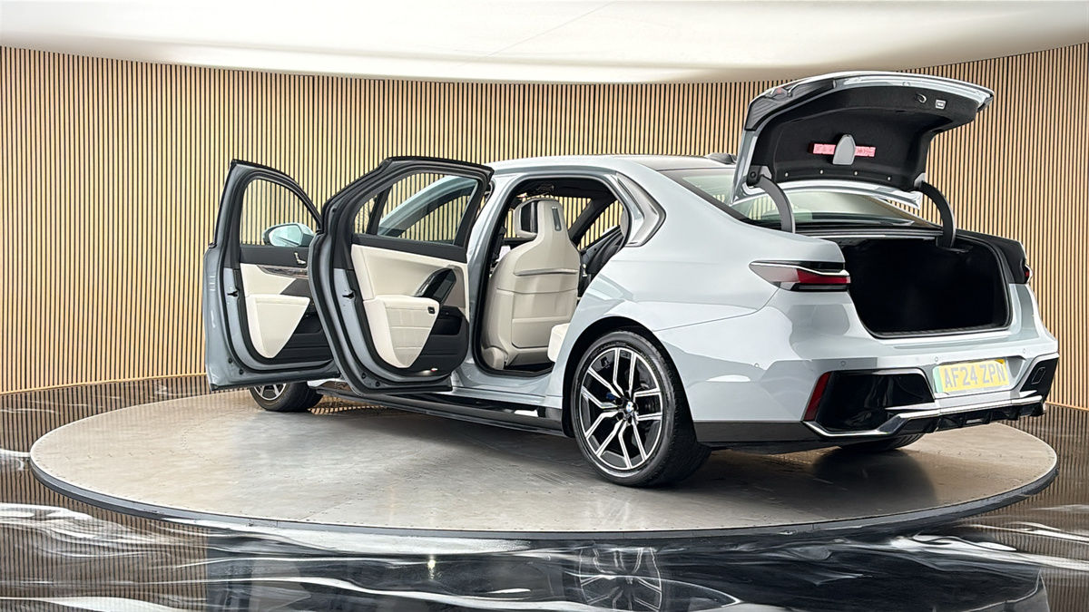 More views of BMW i7