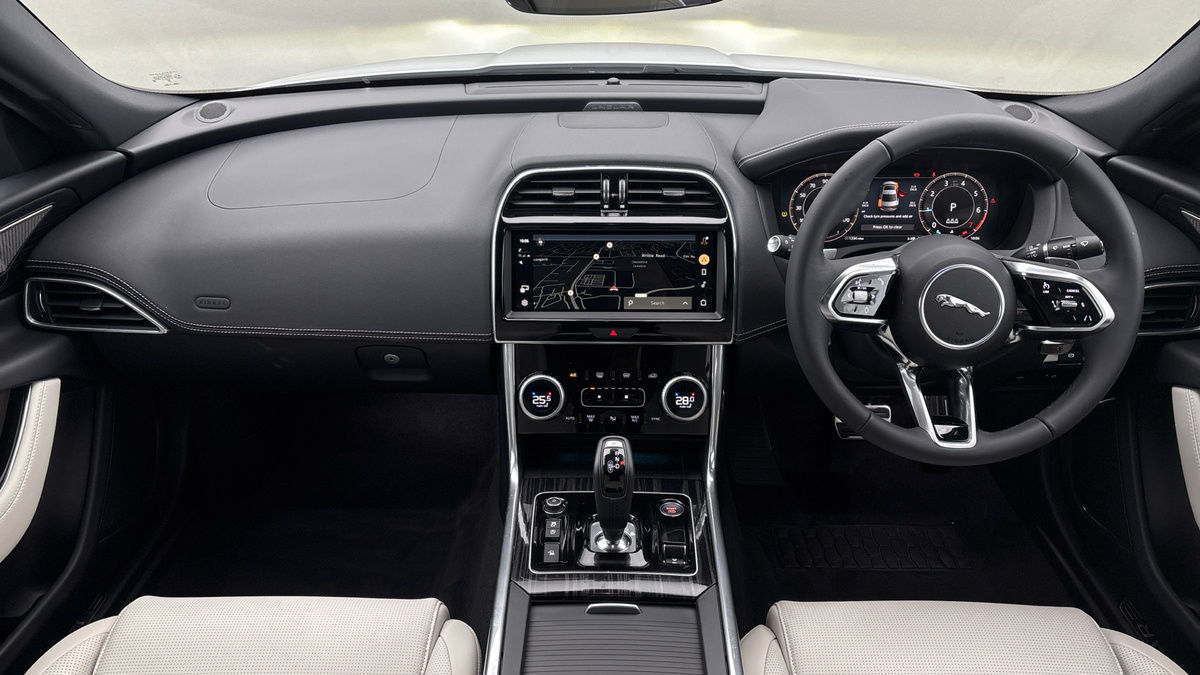 Jaguar XE Image 12