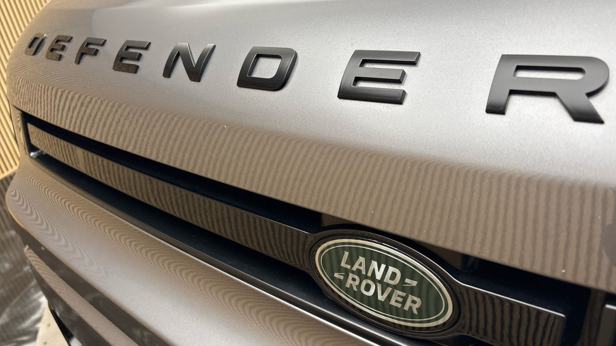 Land Rover Defender 110 Image 24