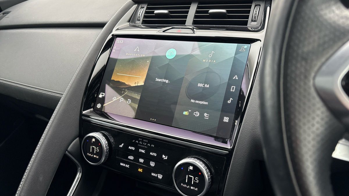 Jaguar E-PACE Image 17