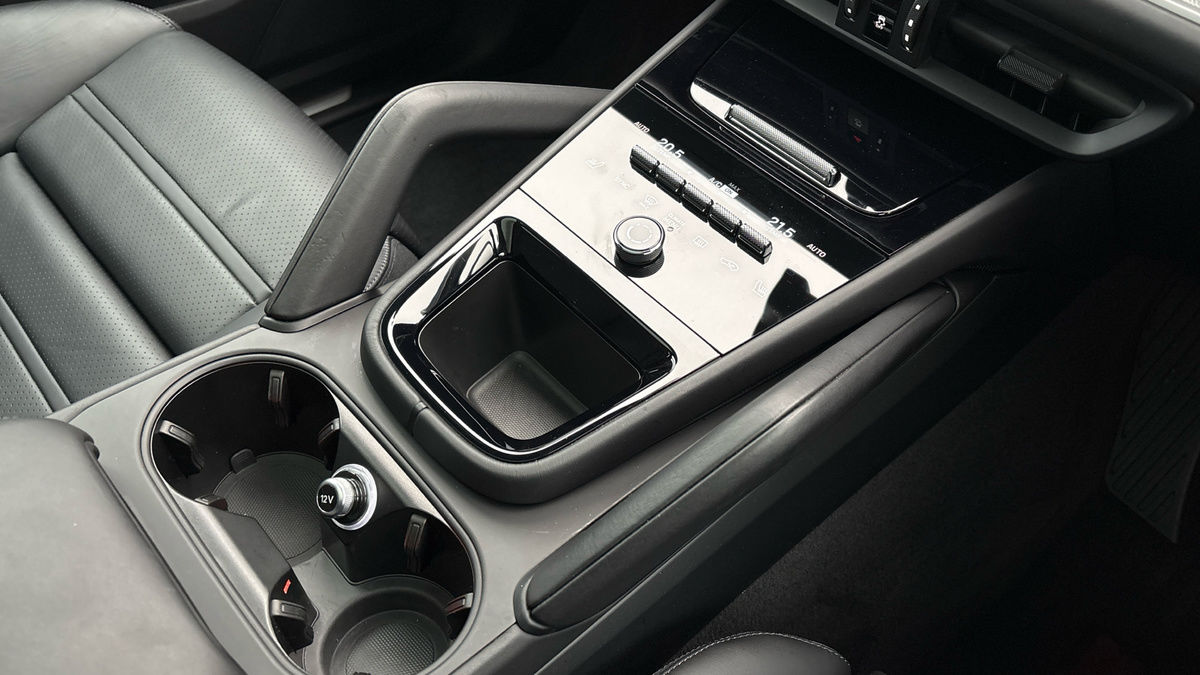 Porsche Cayenne Image 18