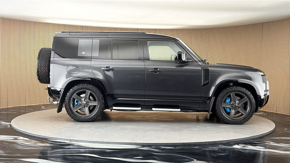 Land Rover Defender 110 Image 16