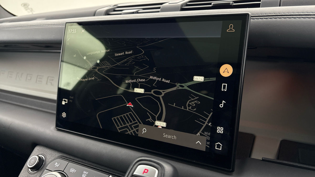 Land Rover Defender 110 Image 17