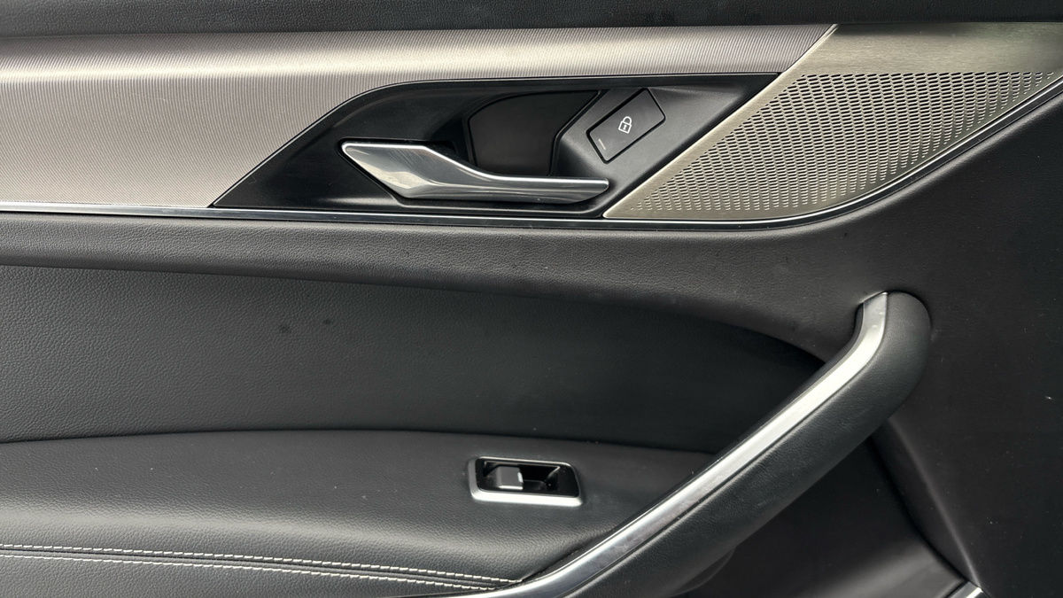 Jaguar F-PACE Image 19