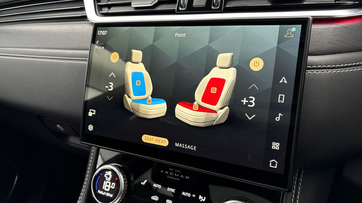 Jaguar F-PACE Image 35