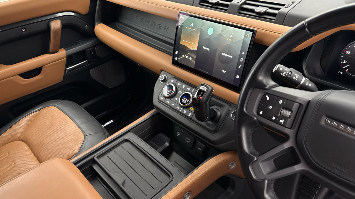 Land Rover Defender 130 Urban Image 18