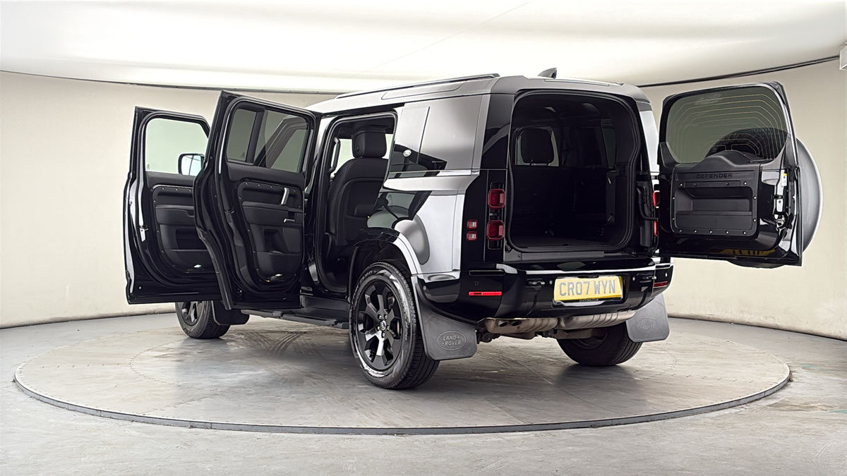 Land Rover Defender 110 Image 23