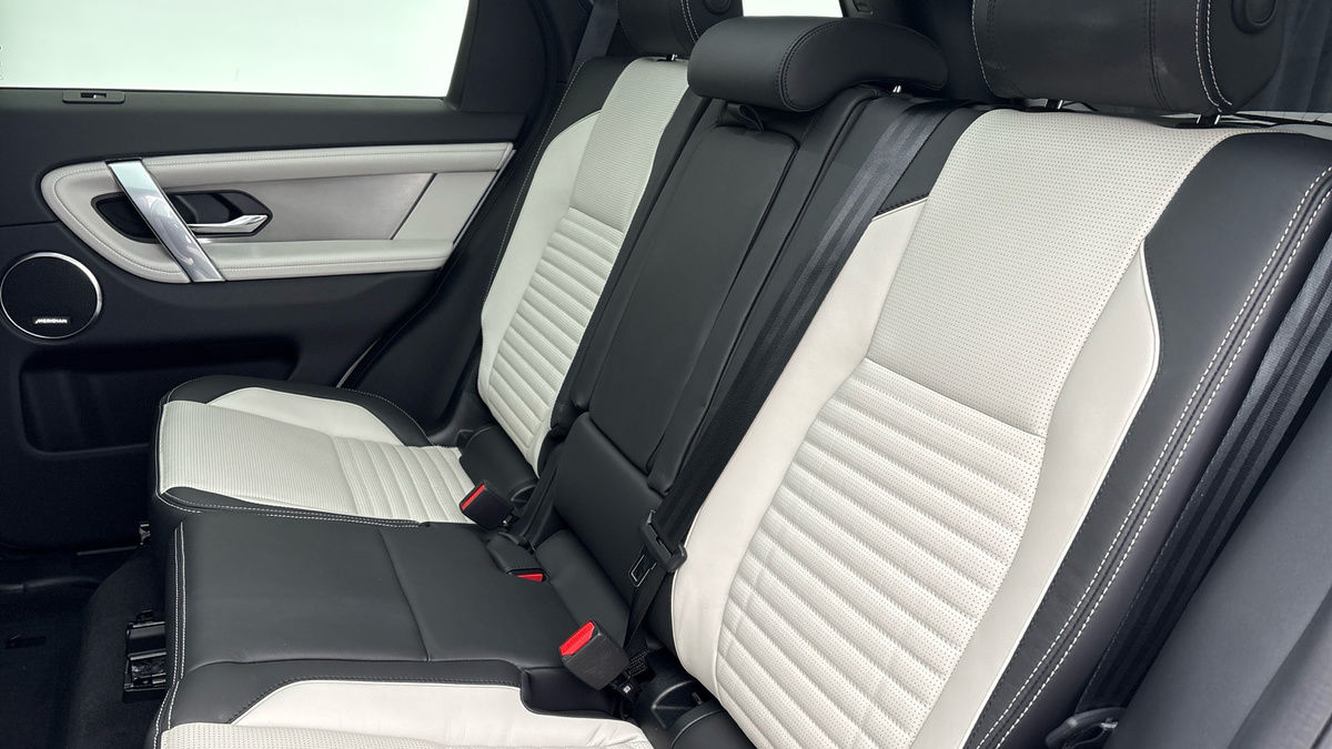 Land Rover Discovery Sport Image 8