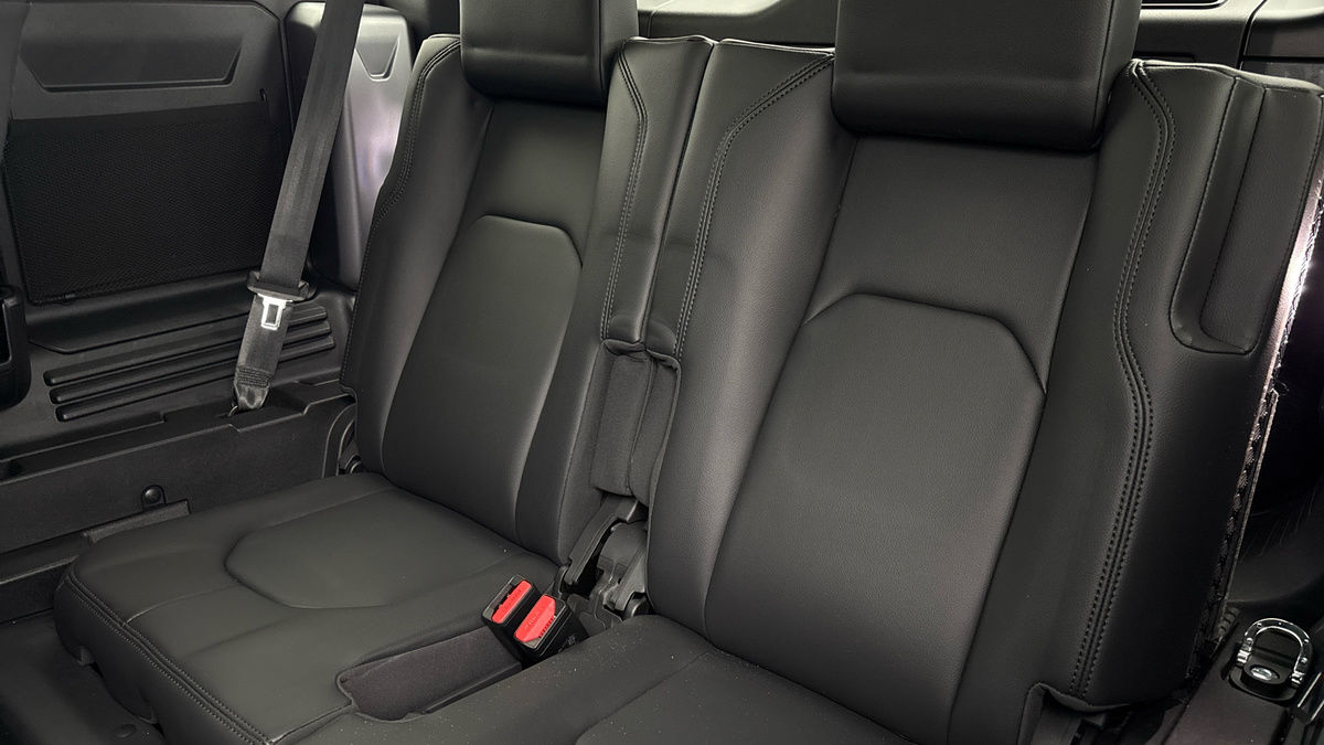 Land Rover Defender 110 Image 25