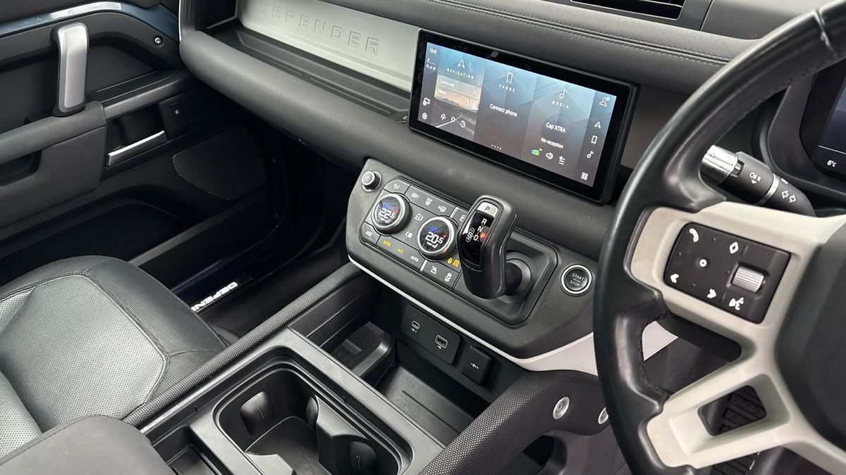 Land Rover Defender 110 Image 18