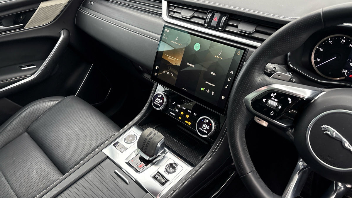 Jaguar F-PACE Image 18