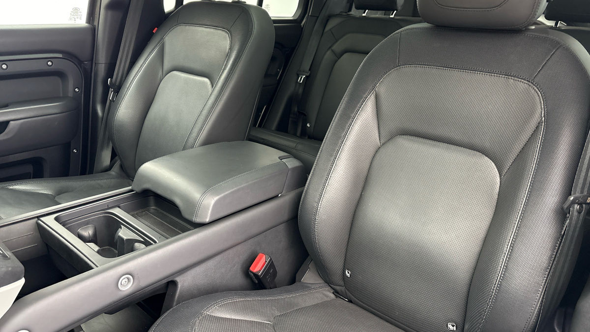 Land Rover Defender 110 Image 7