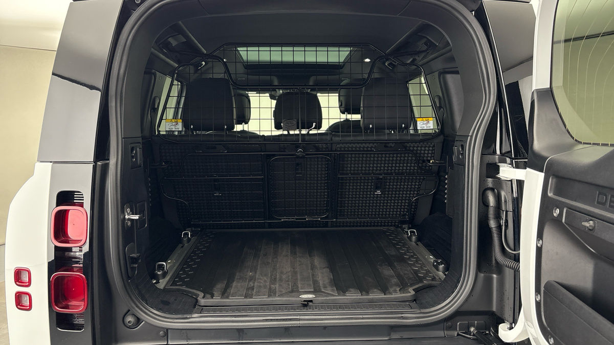 Land Rover Defender 110 Image 11