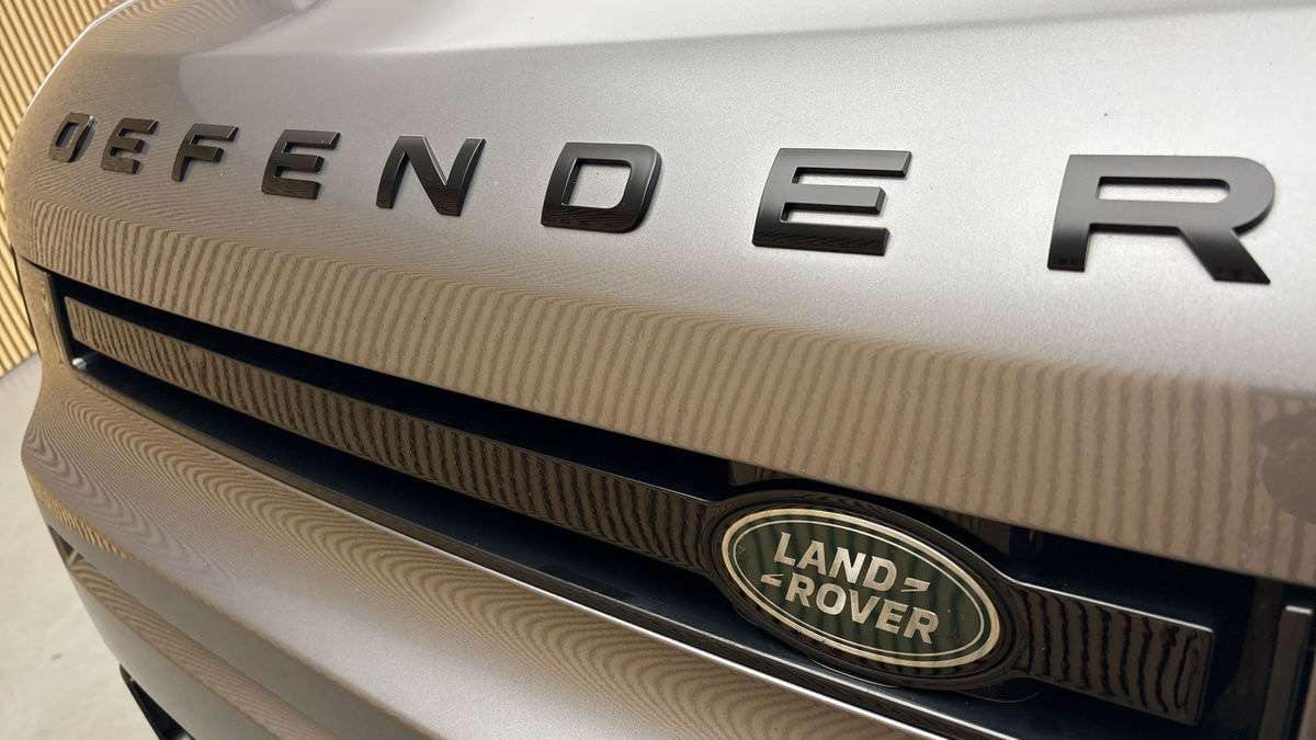 Land Rover Defender 110 Image 24