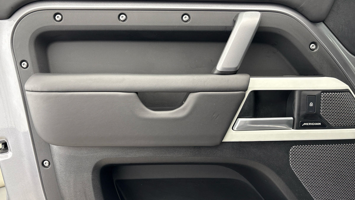 Land Rover Defender 110 Urban Image 19