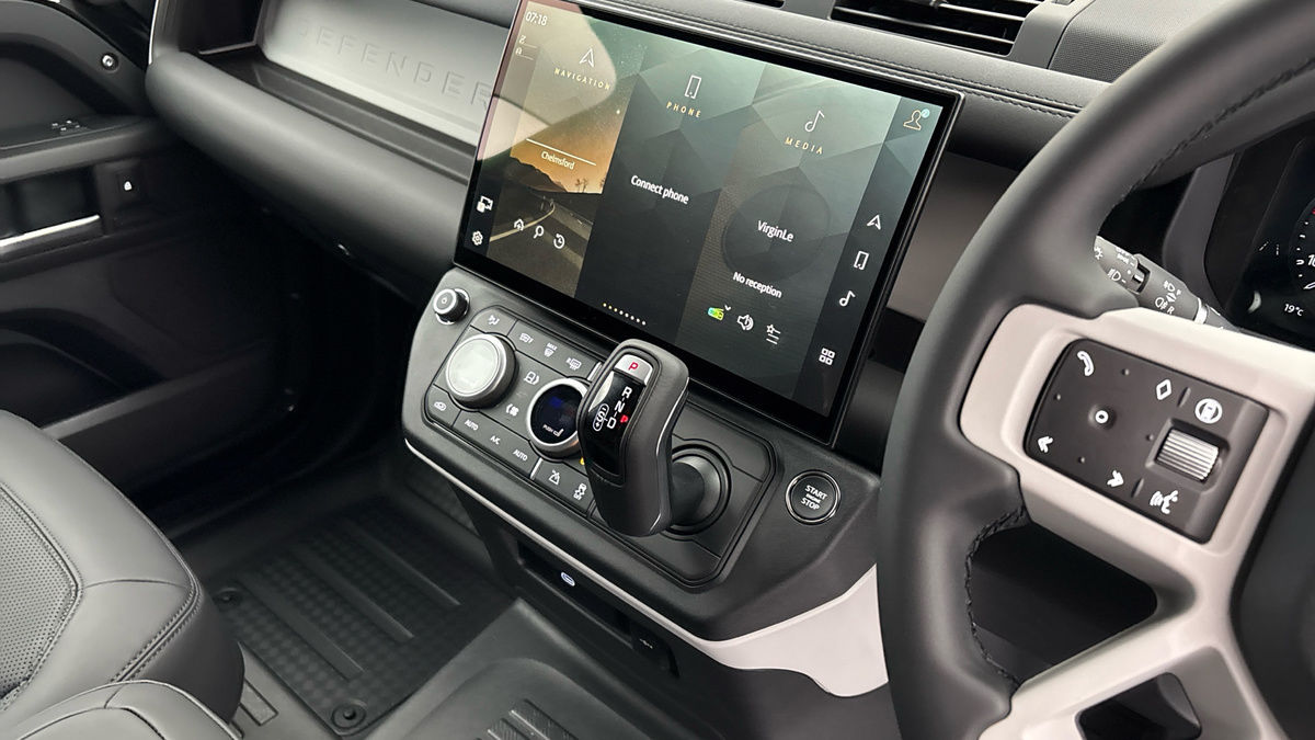 Land Rover Defender 110 Image 18