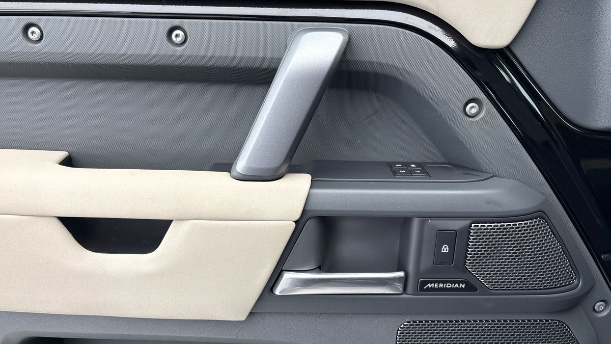 Land Rover Defender 110 Image 19