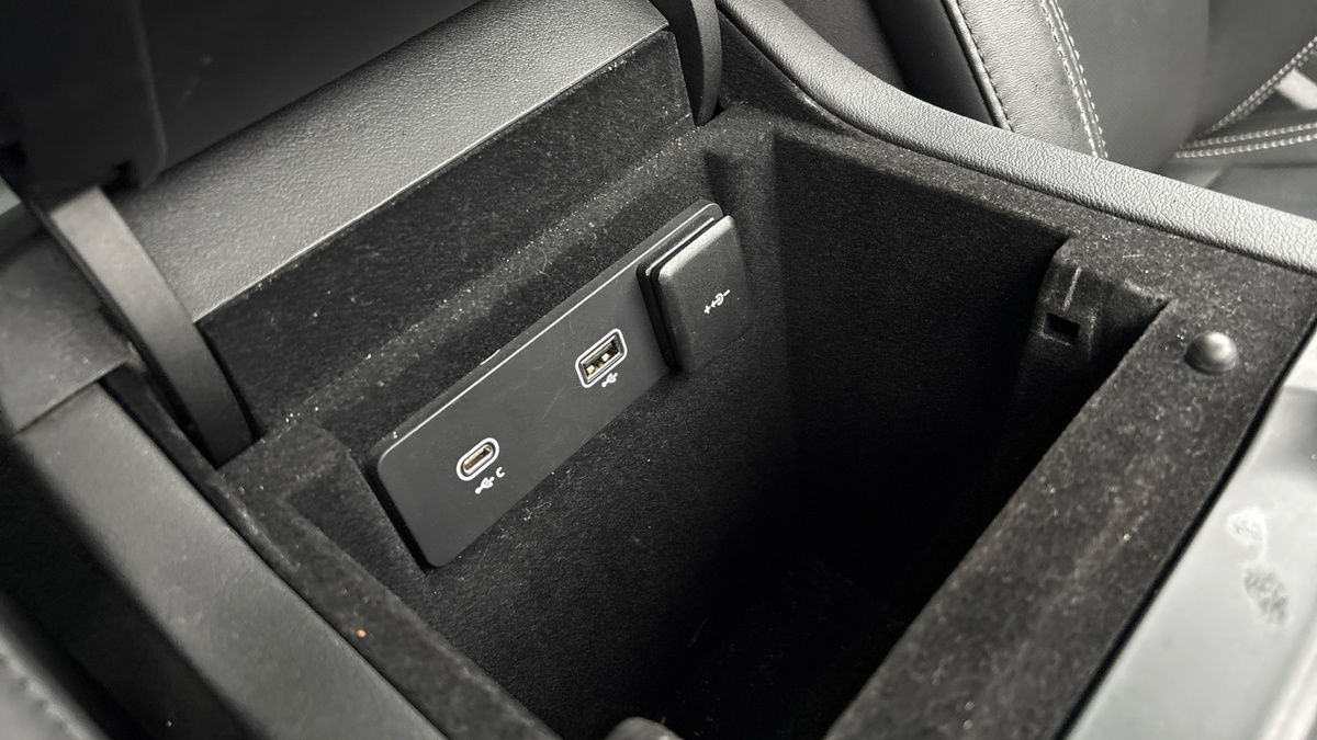 Jaguar F-PACE Image 32