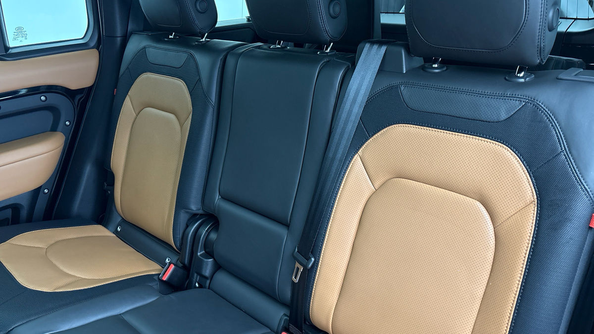 Land Rover Defender 110 Image 8