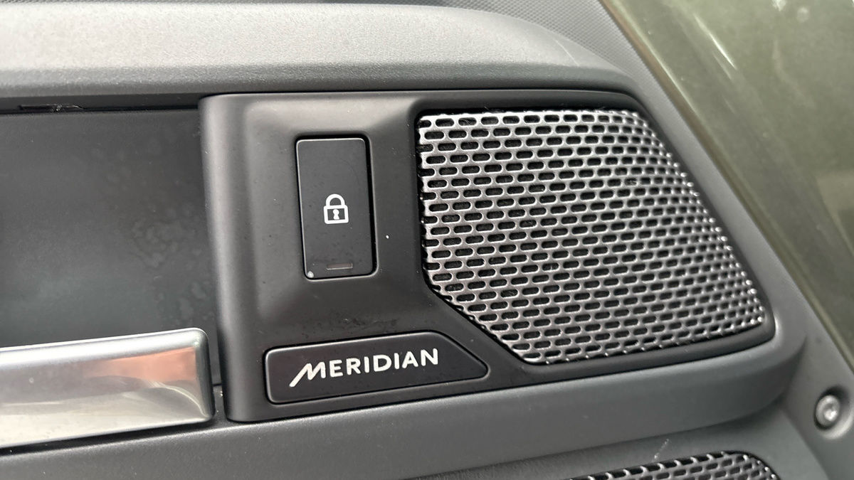 Land Rover Defender 110 Image 26