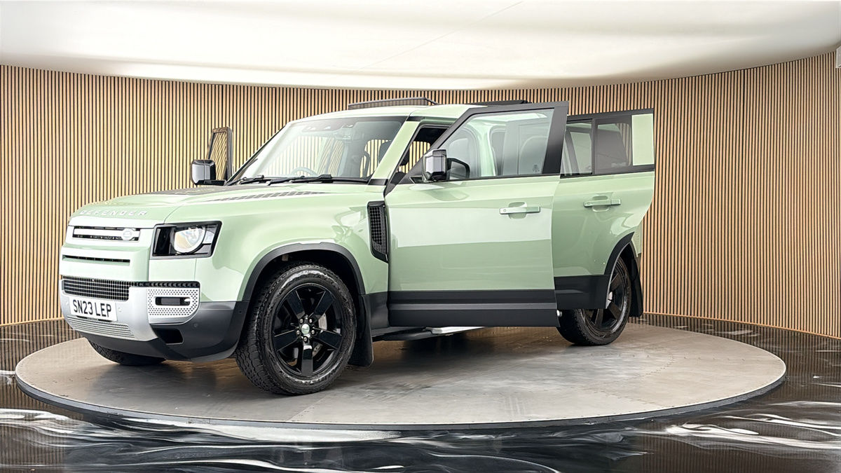 Land Rover Defender 110 Image 22