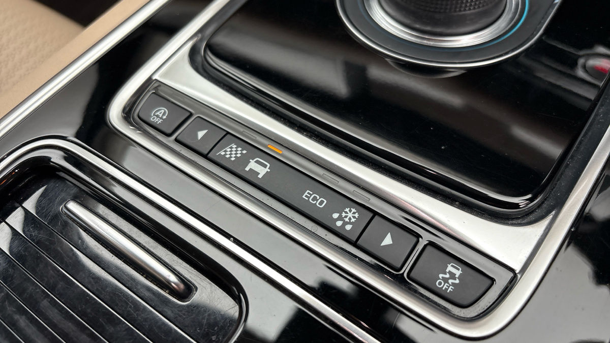 Jaguar XF Image 27